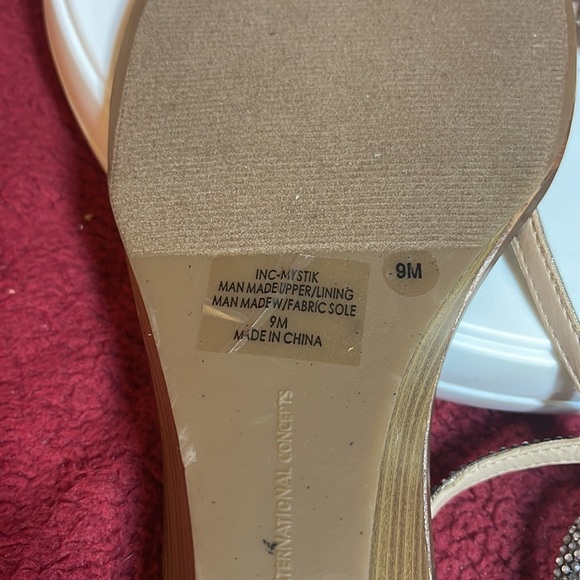 NIB. $79R. I.N.C. Ring Toe Mystik Sandal. Size 9 Pearl Gold - Picture 10 of 10